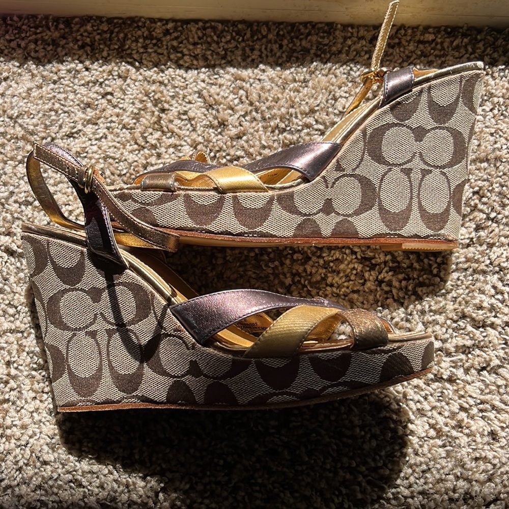 BROWN & GOLD COACH WEDGES⭐️💛